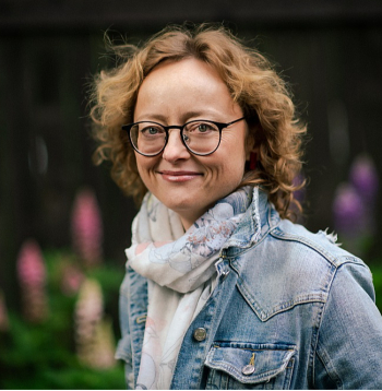 Baiba Strazdiņa,Latvijas Dabas fonda zālāju eksperte: "Ja 16 hektāri Randu pļavu aploka netiktu noganīti, vismaz reizi vai pat divas reizes sezonā tie būtu jānopļauj, nopļauto zāli sagrābjot un novācot no lauka. Taču, ņemot vērā vietas mitruma apstākļus, ne katru gadu tas būtu iespējams."