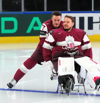 Vārtsargs Kristers Gudļevskis ir pelnījis, lai pirms komandas kopbildes tapšanas viņu kā kungu objektīvu starmešos nogādātu ar visu krēslu, ko aizsargs Kristaps Zīle ar prieku arī paveicis.