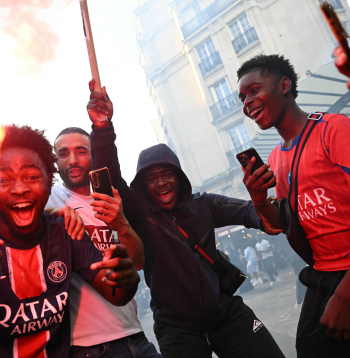 PSG līdzjutēji Parīzes ielās.