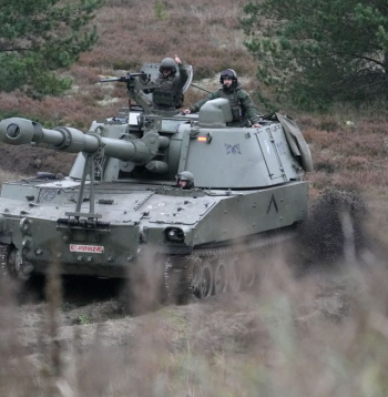 NATO Daudznacionālās brigādes Latvijā mācību "Resolute Warrior" tanku un smagās artilērijas manevru un kaujas šaušanas vingrinājums Ādažu poligonā 2025. gada 9. novembrī.
