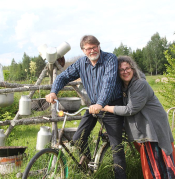 "Birzuļu" saimnieki Linda un Kalvis Aldersoni dēla Gustava veidotā agrārās mākslas instalācijā.