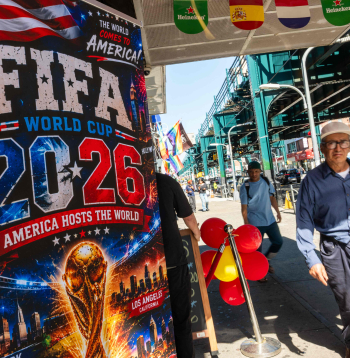 Uzņēmumi Rūzvelta avēnijā Ņujorkas Kvīnsas rajonā gatavojas Pasaules kausam futbolā, 2026. gada 9. jūnijā izvietojot valstu karogus, futbola kreklus un dažādus svētku plakātus un dekorācijas.
