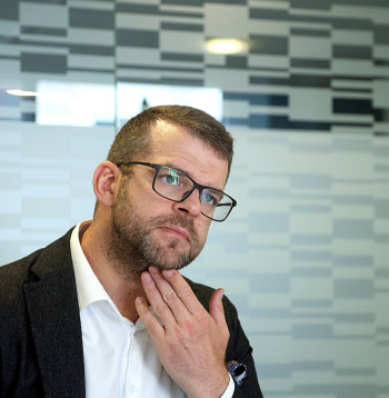 "Latvenergo" valdes loceklis, pārdošanas direktors Uldis Mucinieks: "Šobrīd tādu klientu, kas pieprasītu tikai "zaļo" elektroenerģiju, nav īpaši daudz – tie veido 5–7% no kopējā elektrības tirgus Latvijā. Tomēr "Latvenergo" attīstības stratēģija paredz, ka pieprasījums pēc "zaļās elektroenerģijas" nākamajā desmitgadē veidos jau 15–20% no Latvijas elektroenerģijas tirgus."