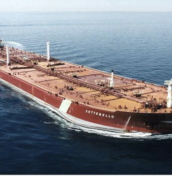 ASV bruņotie spēki trešdien Omānas līcī apšaudīja ar Palau karogu kuģojošo tankkuģi "Settebello" (attēlā), kas mēģinājis izvairīties no Savienoto Valstu noteiktās Irānas ostu blokādes. Uzbrukumā dzīvību zaudējuši trīs jūrnieki, kas bija Indijas pilsoņi.