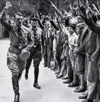 Nacistiskās Vācijas līderis Ādolfs Hitlers partijas konferences trešajā dienā 1929. gadā.
