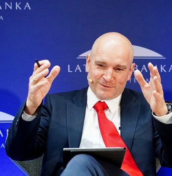 SIA "Primekss" valdes priekšsēdētājs Jānis Ošlejs: “Tā vietā, lai visā vainotu valsts birokrātiju, mums būtu jādomā, kā trenēt uzņēmējus un likt tiem domāt plašāk un mērogojamāk, nevis nodarboties ar dažādām muļķībām – mazas kafejnīcas vai mazas viesnīcas, vai maza vietējo pakalpojumu uzņēmuma radīšanu. Šie uzņēmumi nekad mūžā nebūs produktīvi, tas vienkārši nav iespējams.”