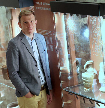 Toms Ķikuts: "Vēsturē izglītoto cilvēku kopums samazinās. Gan demogrāfijas, gan rūkošā humanitāro zinātņu prestiža dēļ. Bet, ja nav fundamenta, kodola, kas veido akadēmisko vēsturi un kam apkārt veidojas viss pārējais..."