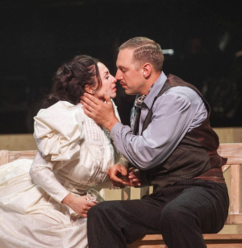 Anna Nele Āboliņa (Antonija) un Rihards Jakovels (Dūdars).