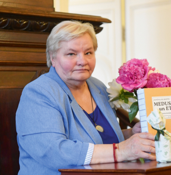 Literatūrzinātnieces Janīnas Kursītes monogrāfija iznākusi vairāk nekā 700 lappušu apjomā.