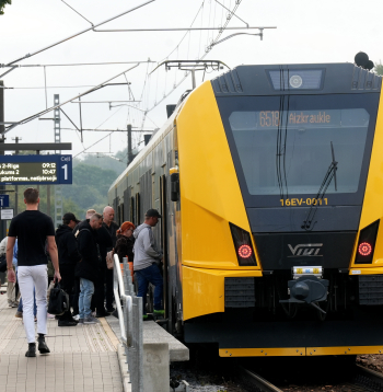 Dzelzceļa stacija "Tukums I".
"Vivi" elektrovilciens.