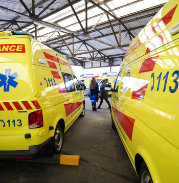 Neatliekamās medicīniskās palīdzības dienesta (NMPD) automašīnas.