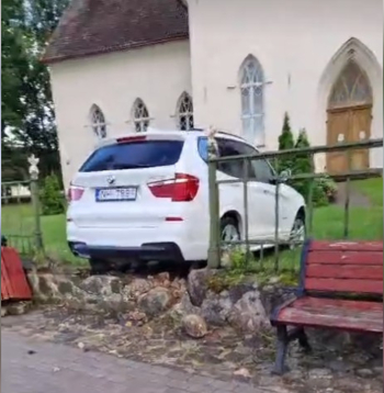 Smiltenē, Baznīcas laukumā BMW ietriecies sētā.
