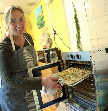 Par piešķirto grantu Vineta ir iegādājusies augļu un dārzeņu žāvēšanas iekārtu "Royal Catering", kurā tagad žāvē rabarberus.