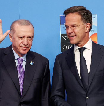 Turcijas prezidents Redžeps Tajips Erdogans un NATO ģenerālsekretārs Marks Rite jūnijā tiekoties Hāgā. Prognozē, ka Turcijas loma aliansē tuvākajā laikā pieaugs.