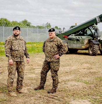 Top Baltijas aizsardzības 1. līnija, kas tiks papildināta ar 2. un 3. līniju. Attēlā: inženieru rotas komandieris kapteinis Edgars Lemps (no kreisās) un Zemessardzes 3. Latgales brigādes komandieris pulkvedis Pēteris Suveizda.
