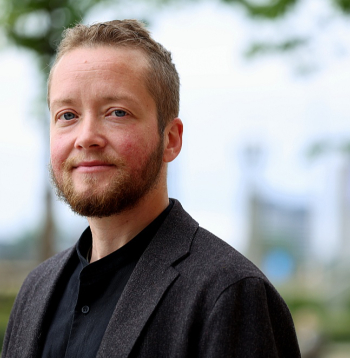 Maksis Apinis, enerģētikas pārejas eksperts: "Mūs visdrīzāk sagaida mājokļu krīze, jo Latvijas dzīvojamo ēku fonds ir ļoti novecojis un ir viens no vecākajiem Eiropas Savienībā. Šie nami ir steidzami jāatjauno, lai iedzīvotājiem būtu droši turpināt tajos dzīvot un tie netiktu atzīti par neapdzīvojamiem. Lai gan nepieciešamās investīcijas ir milzīgas, mums īsti nav citas izvēles, kā mobilizēt līdzekļus mērķtiecīgai mājokļu fonda atjaunošanai."