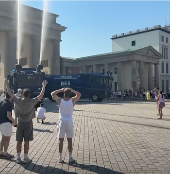Vācijā pie Brandenburgas vārtiem cilvēki varēja veldzēties zem policijas auto "izšautajām" ūdens strūklām.