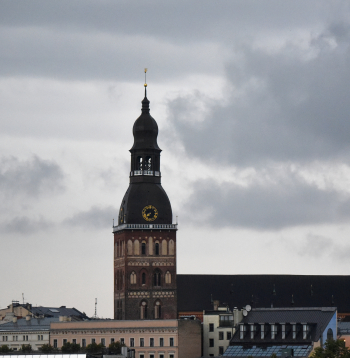 Negaisa mākoņi virs Rīgas.