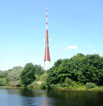 Zaķusala un Latvijas valsts televīzijas un radio tornis.
