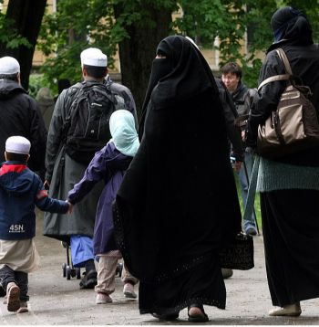 Islāmticīgajās ģimenēs ir pieņemts, ka uz visiem jautājumiem, ko ārsts vai vecmāte vaicā sievietei, piemēram, cik bieži jums ir kontrakcijas, vai sāpes ir spēcīgas, grūtniece vispirms izstāsta vīram pie auss, bet savukārt viņš to pavēsta mediķim.