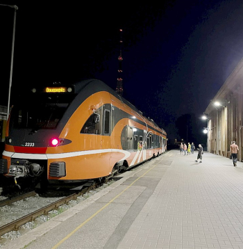 Kā vienu no iespējām "Vivi" izskata sadarbību ar "Elron", nākotnē nomājot "Stadler Flirt" dīzeļvilcienus. Attēlā: igauņu "Stadler Flirt" testa brauciena laikā Daugavpils stacijā.
