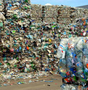 Latvijā 40% veikalu plauktos sastopamo preču iepakojumu ir daudzslāņu, tādējādi samazinot iespēju tos pārstrādāt. Vienlaikus ik gadu preču plastmasas iepakojuma apjoms palielinās.