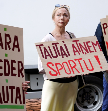 Pie Izglītības un zinātnes ministrijas "Latvijas Latviešu biedrība" rīkotais pikets, aicinot apturēt Murjāņu sporta ģimnāzijas teritoriālās struktūrvienības "Jūrmala" darbības izbeigšanas procesu, lai to vēlreiz izvērtētu.
