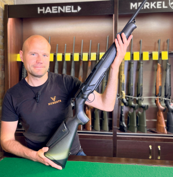 Veikala Huberts pārstāvis Armands Reķis ar Merkel RX Helix Carbon karabīni.