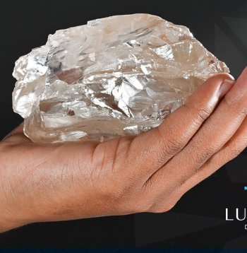 Pirmajā desmitniekā – šim Botsvānas dimantam ir 1305,4 karāti. Ierastākās ikdienas mērvienībās – 261,08 grami. "Lucara Diamond" foto. 