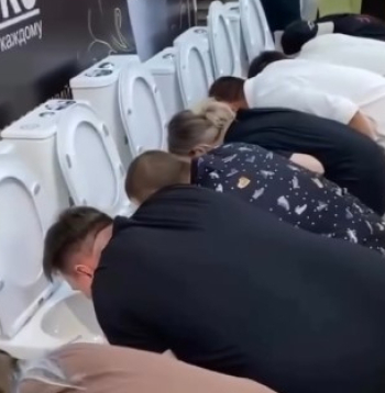 Cīņā pēc naudas balvas – ar galvu podā.