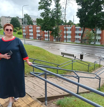 Ineta Danovska, ilggadējā Krāslavas novada būvvaldes vadītāja, uz trešo lielāko pilsētu Latgalē uzaicināta strādāt pēc arhitektūras studijām Rīgā. "Būvvaldē strādāju kopš 1996. gada, toreiz un arī tagad privātmāju sektorā vismaz vienu gatavu objektu ekspluatācijā nodod reizi gadā – tas gan nav mainījies," rezumē speciāliste.