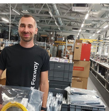 "Drošības situācijas dēļ uzņēmuma palikšanu Krāslavā šobrīd vērtēju 50% pret 50%. Pagaidām mūs paglābj tas, ka arī Rumānijā, Igaunijā un pat Dānijā situācija ar dronu uzlidojumiem nav prognozējama," atzīst dāņiem piederoša datortehnikas remonta uzņēmuma "Foxway" Latvijas filiāles vadītājs krāslavietis Māris Saksons.