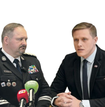 Iekšlietu ministrs Jānis Dombrava (no labās) rosinājis sākt dienesta pārbaudi pret Valsts policijas priekšnieku Armandu Ruku. Iekšlietu ministrs Jānis Dombrava (no labās) rosinājis sākt dienesta pārbaudi pret Valsts policijas priekšnieku Armandu Ruku.