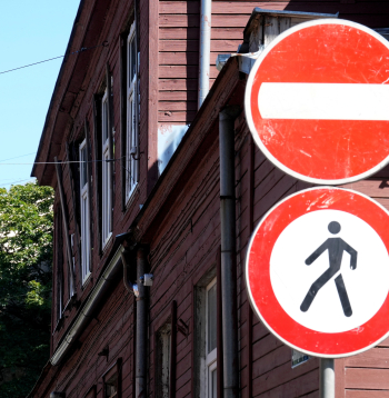 Drošības apsvērumu dēļ slēgta transportlīdzekļu satiksme un ierobežota gājēju kustība Rīgā, Daugavpils ielā pie ēkas Nr. 8.