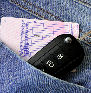 Līdz ar automašīnas īpašnieka nāvi beidzas visas pilnvaras, kas izdotas saistībā ar tās lietošanu.