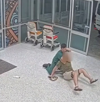 Medicīnas darbinieks neitralizē agresīvu pacientu.