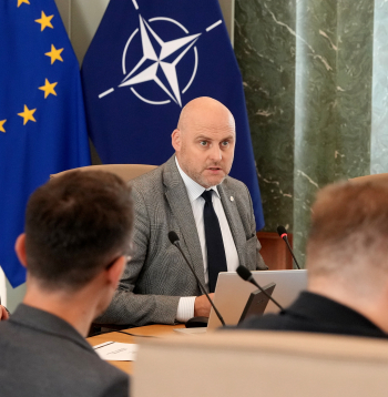 Kultūras ministrs Nauris Puntulis (no kreisās), Ministru prezidents Andris Kulbergs un finanšu ministrs Māris Kučinskis tikšanās laikā ar nevalstisko organizāciju (NVO) pārstāvjiem Ministru kabinetā, lai pārrunātu jautājumus, kas saistīti ar šo organizāciju darbību Latvijā, kā arī iepazītos ar NVO finansēšanas principiem valsts pārvaldē. Kultūras ministrs Nauris Puntulis (no kreisās), Ministru prezidents Andris Kulbergs un finanšu ministrs Māris Kučinskis tikšanās laikā ar nevalstisko organizāciju (NVO) pārstāvjiem Ministru kabinetā, lai pārrunātu jautājumus, kas saistīti ar šo organizāciju darbību Latvijā, kā arī iepazītos ar NVO finansēšanas principiem valsts pārvaldē.
