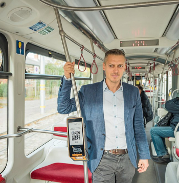 Toms Malkevičs, Liepājas valstspilsētas pašvaldības aģentūras "Liepājas Sabiedriskais transports" direktora vietnieks: "Tuvāko mēnešu laikā Liepājā jau vairāk nekā pusi no pasažieru pārvadājumos izmantoto autobusu parka veidos elektroautobusi. Tas būs lielākais bezemisiju autobusu īpatsvars Latvijā pilsētas sabiedriskajā transportā."