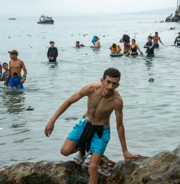 Migranti mēģina pa jūru sasniegt Spānijas anklāvu Seutu, ko ieskauj Marokas teritorija.