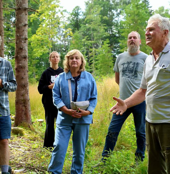 Aleksandrs Latkovskis: "Pirms trīsdesmit gadiem šeit bija aizaugušas ganības. Tagad aug skaists mežs. Baltalksni esmu nomainījis ar egli un melnalksni."