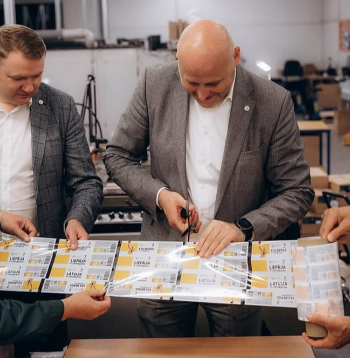 Sociālajos tīklos vēstot par "Apvienotā saraksta" vizīti Kurzemē, tostarp uzņēmumā "Liepājas papīrs", publicēta arī fotogrāfija, kurā redzams premjers Andris Kulbergs ar partijas aģitācijas materiāliem.