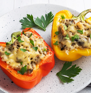 Ar gailenēm un biezpienu pildīta paprika.