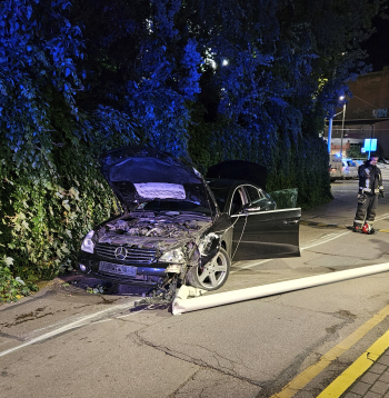Iereibis ārvalstnieks ar auto lielā ātrumā taranējis DUS. 