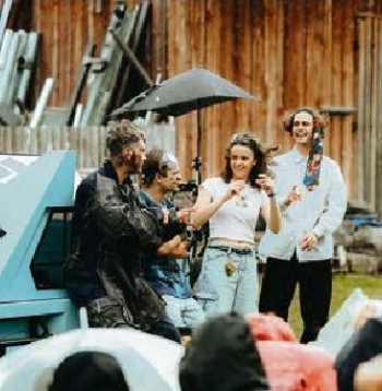 Izklaidējošā fantastikas drāma “Pīķa dāma, parādies!” priecēja ar asprātīgiem dialogiem un vecas motorizētas konstrukcijas paraugdemonstrācijām. Izklaidējošā fantastikas drāma “Pīķa dāma, parādies!” priecēja ar asprātīgiem dialogiem un vecas motorizētas konstrukcijas paraugdemonstrācijām.