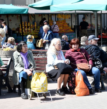 Latvijā pavisam ir 439 597 vecuma pensijas saņēmēji. No tiem 378 068 cilvēkiem (86%) pensijas lielums ir līdz 1000 eiro, 44 835 pensionāri (10%) mēnesī saņem 1000–1500 eiro, bet 16 694 seniori (4%) saņem pensiju, kas lielāka par 1500 eiro. 