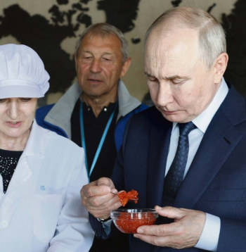 Krievijas vadonis Vladimirs Putins Iturupas salā apmeklē zivju pārstrādes uzņēmumu. Krievijas vadonis Vladimirs Putins Iturupas salā apmeklē zivju pārstrādes uzņēmumu.
