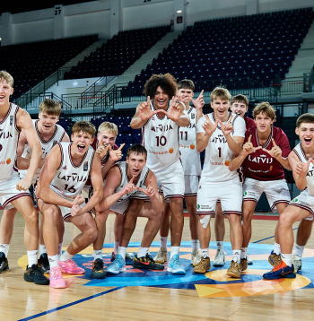 Latvijas U-16 vīriešu basketbola izlase pēc uzvaras pār Grieķijas sportistiem.