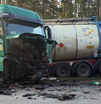 Pie Jūrkalnes avārijā cietusī kravas automašīna. Pie Jūrkalnes avārijā cietusī kravas automašīna.