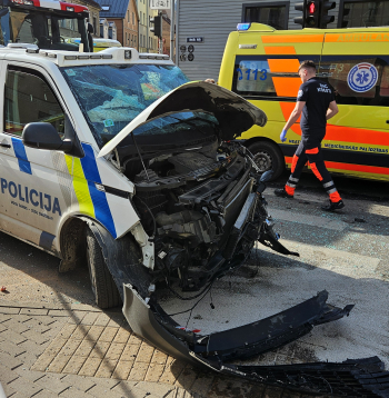 Rīgā, Bruņinieku un Avotu ielas krustojumā, piektdienas vakarā sadūrušās vairākas automašīnas, tostarp Valsts policijas automašīna un SIA "Rīgas satiksme" trolejbuss. Rīgā, Bruņinieku un Avotu ielas krustojumā, piektdienas vakarā sadūrušās vairākas automašīnas, tostarp Valsts policijas automašīna un SIA "Rīgas satiksme" trolejbuss.