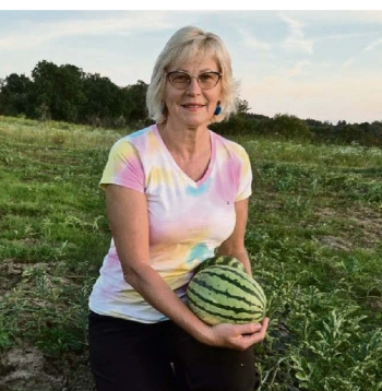 "Mums ir bijuši 7–8 kilogramus smagi eksemplāri, taču šobrīd uz lauka nevienu tik lielu atrast nevar. Arbūzi ir 2–3 kilogramus smagi, ne vairāk," secina Bauskas novada Viesturu pagasta piemājas saimniecības "Padegas" saimniece Sandra Icaka.